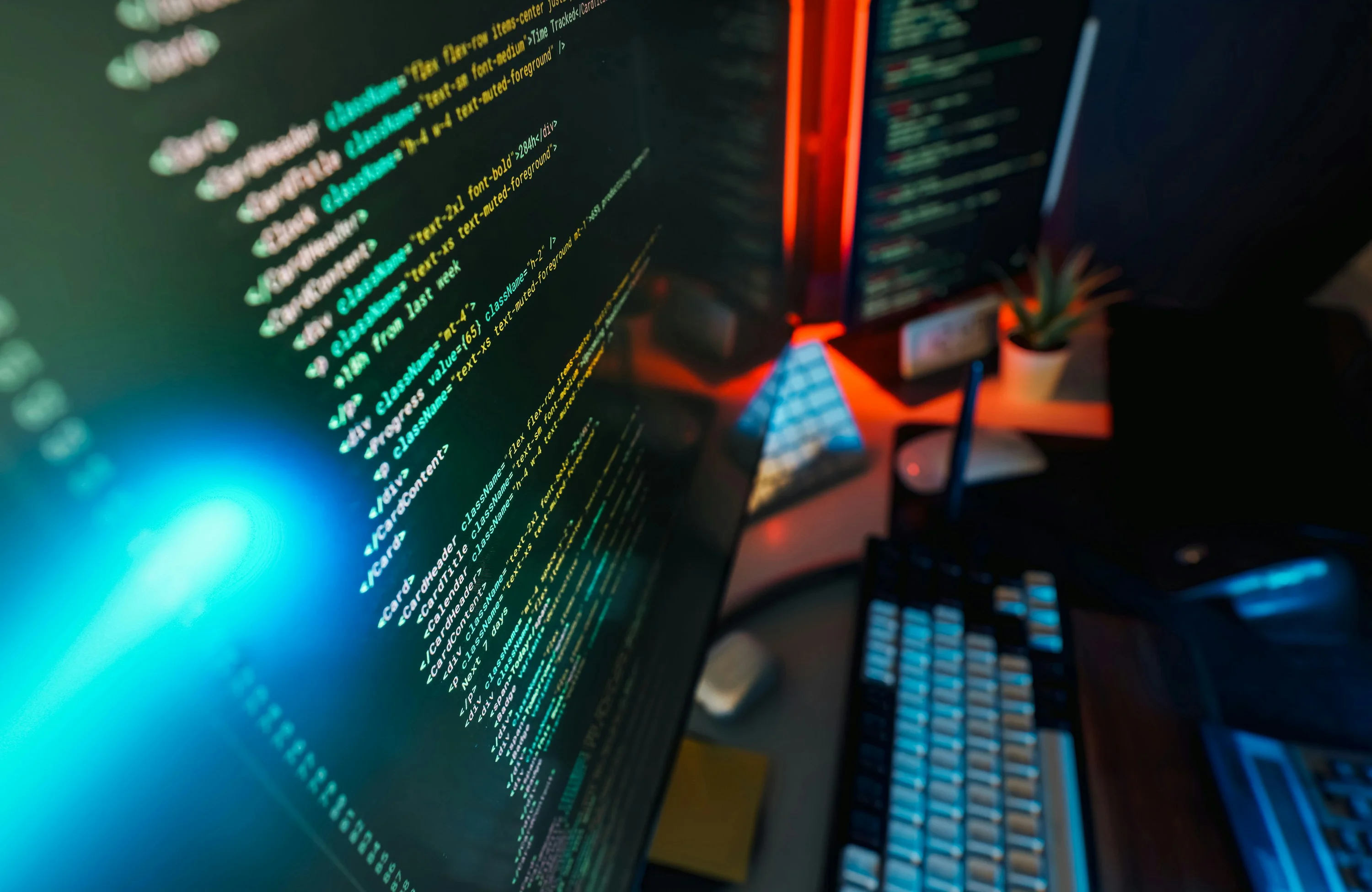Desarrollo de software a medida con inteligencia artificial - interfaces de código moderno y workspace tecnológico profesional